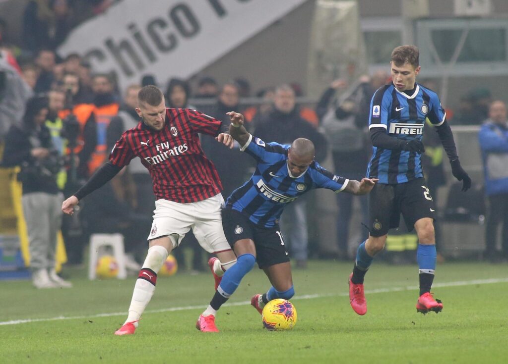 Milan: Ante Rebic contende la palla ad Ashley Young nel derby di ritorno dello scorso campionato - Milanpress, robe dell'altro diavolo