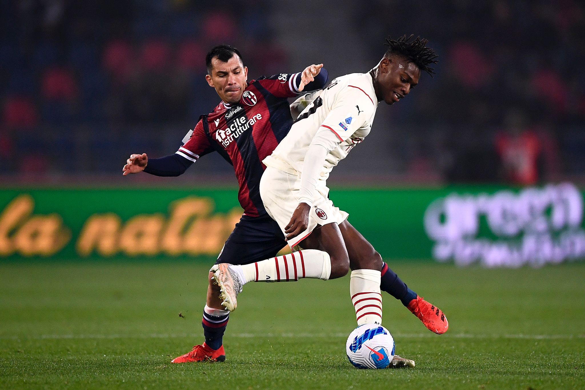 Bologna-Milan: Rafael Leao e Gary Medel (Photo Credit: Agenzia Fotogramma)