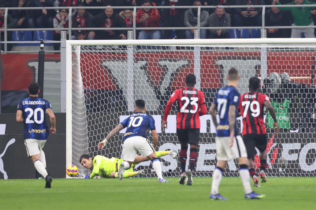Milan-Inter: Ciprian Tatarusanu para il rigore a Lautaro Martinez nel derby (Photo Credit: Agenzia Fotogramma)