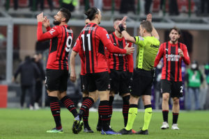 L'arbitro Marco Serra si scusa con i giocatori del Milan (Photo Credit: Agenzia Fotogramma)