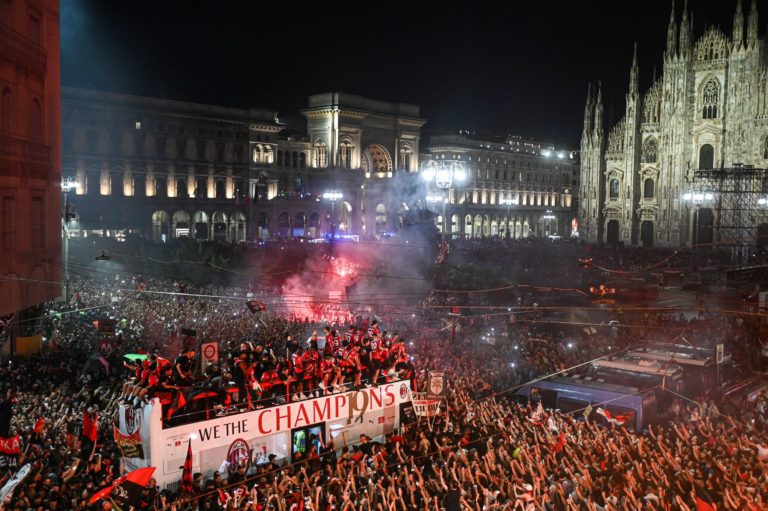 MP VIDEO – Piazza Duomo invasa dal pullman del Milan e dai tifosi rossoneri