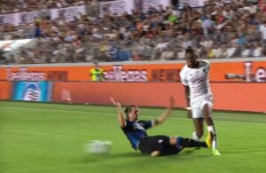 Fallo di Hans Hateboer su Rafael Leao (Photo Credit: DAZN)