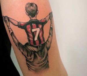 Il tatuaggio di Luca Villa con la maglia di Andriy Shevchenko sulle spalle del padre