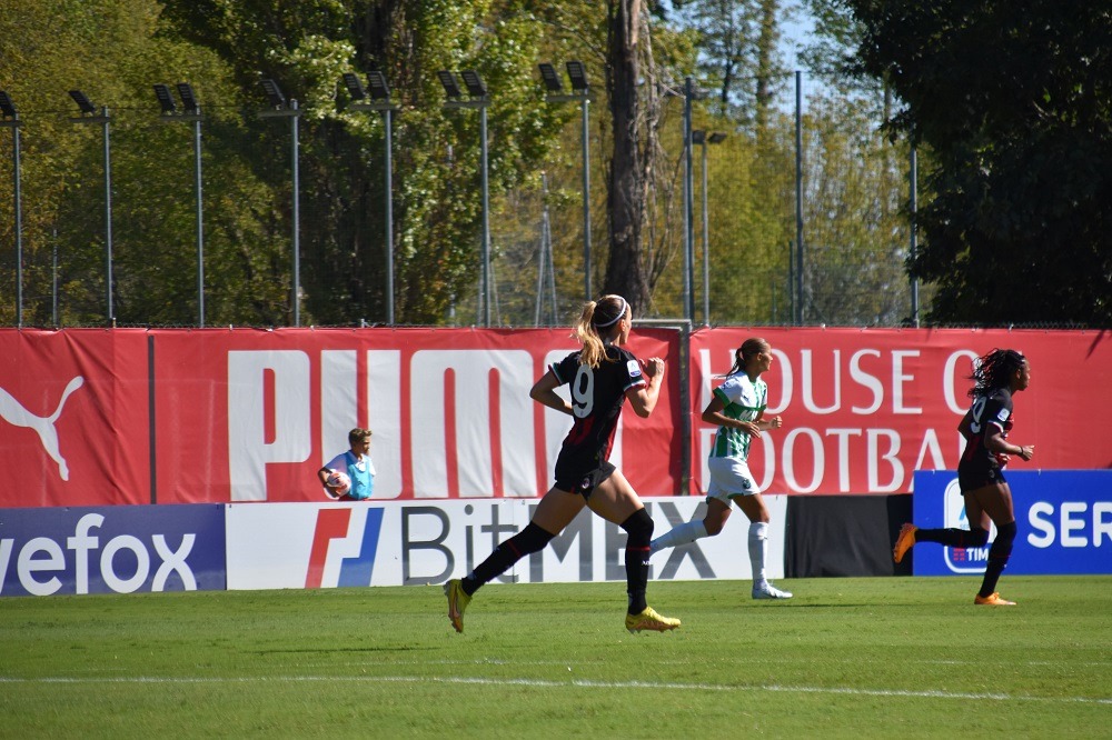 Milan Femminile: Kosovare Asllani - MilanPress, robe dell'altro diavolo Milan Femminile: Kosovare Asllani - MilanPress, robe dell'altro diavolo