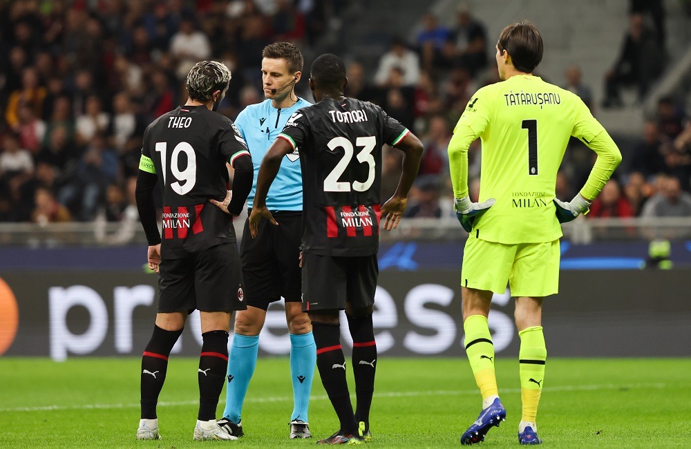 Milan-Chelsea: Theo Hernandez, Fikayo Tomori, Ciprian Tatarusanu e l'arbitro Daniel Siebert (Photo Credit: Agenzia Fotogramma)