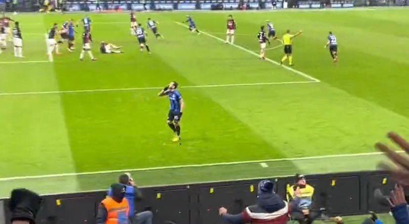 Hakan Calhanoglu zittisce la Curva Sud Hakan Calhanoglu zittisce la Curva Sud