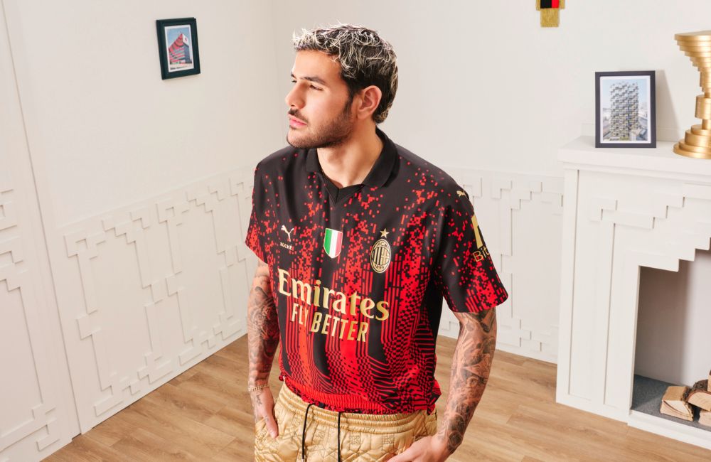 Milan: Theo Hernandez e il quarto kit Puma-Koché (Photo via AC Milan) Milan: Theo Hernandez e il quarto kit Puma-Koché (Photo via AC Milan)