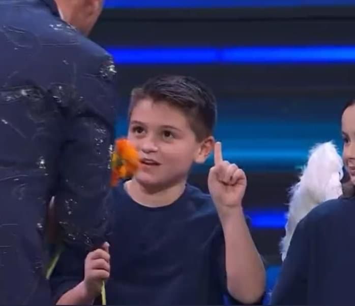 Sanremo: Amadeus con il bambino che gli dice "Forza Milan" (Photo Credit: RAI)