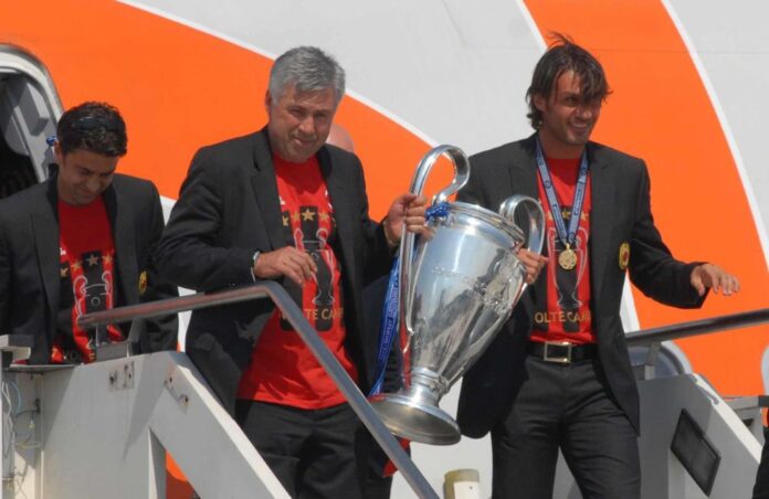 Carlo Ancelotti e Paolo Maldini con il trofeo della Champions League (Photo Credit: Agenzia Fotogramma)