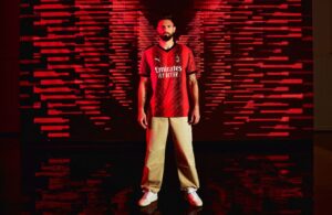 Milan: Olivier Giroud e la prima maglia per la stagione 2023/24 (Photo via AC Milan)