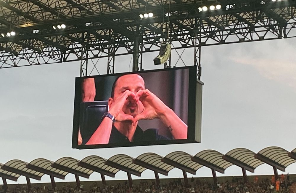 Il saluto di Zlatan Ibrahimovic a San Siro - MilanPress, robe dell'altro diavolo Il saluto di Zlatan Ibrahimovic a San Siro - MilanPress, robe dell'altro diavolo