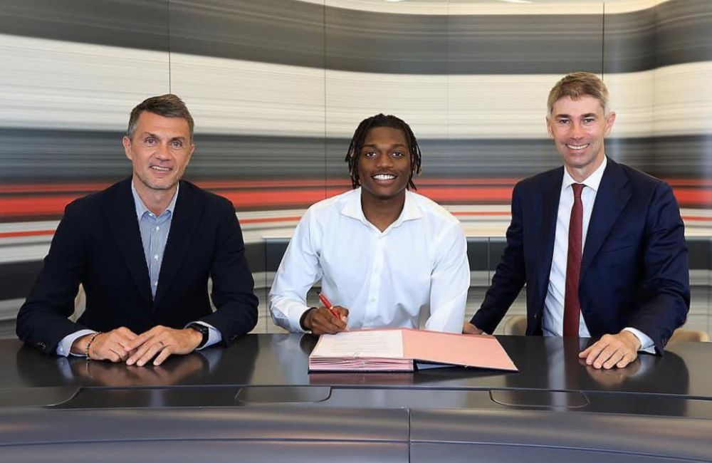 Milan: Rafael Leao firma il contratto fino al 2028 con Paolo Maldini e Frederic Massara (Photo Credit: AC Milan) Milan: Rafael Leao firma il contratto fino al 2028 con Paolo Maldini e Frederic Massara (Photo Credit: AC Milan)