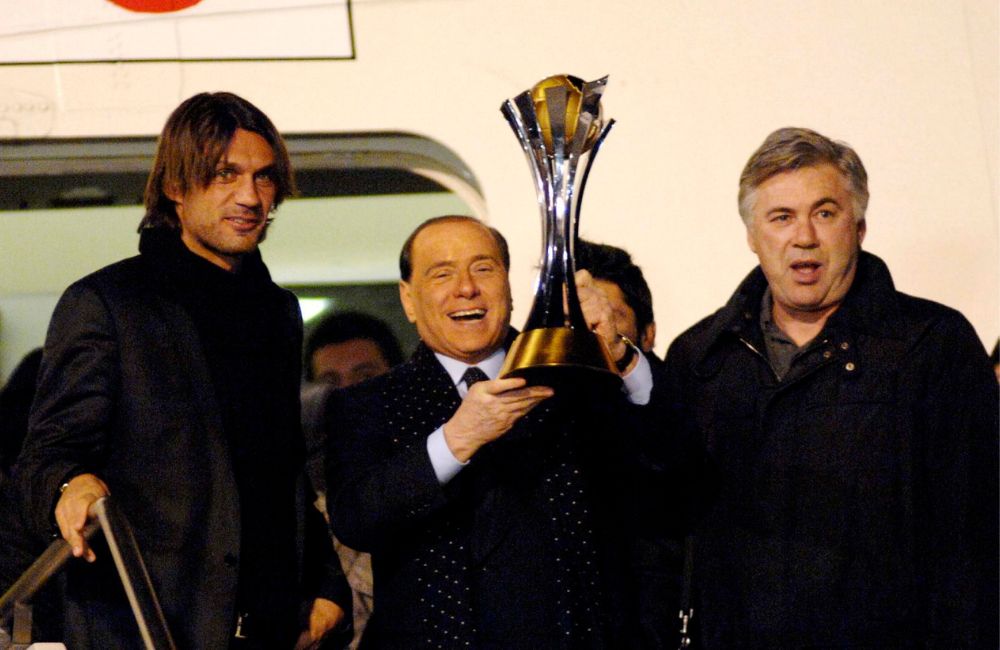Silvio Berlusconi, Paolo Maldini, Carlo Ancelotti e la Coppa del Mondiale per Club 2007 (Photo Credit: Agenzia Fotogramma)