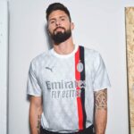 Milan: Olivier Giroud e la seconda maglia per la stagione 2023/24 (Photo via AC Milan)