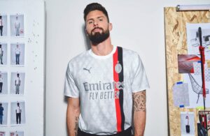 Milan: Olivier Giroud e la seconda maglia per la stagione 2023/24 (Photo via AC Milan)
