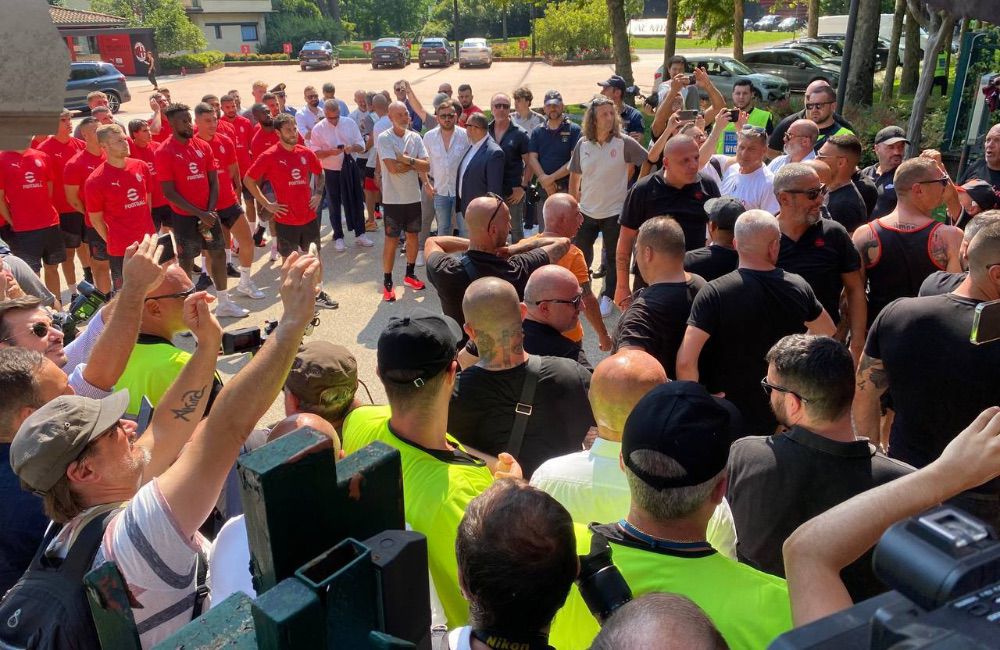 Milanello: corteo Curva Sud Milano - MilanPress, robe dell'altro diavolo