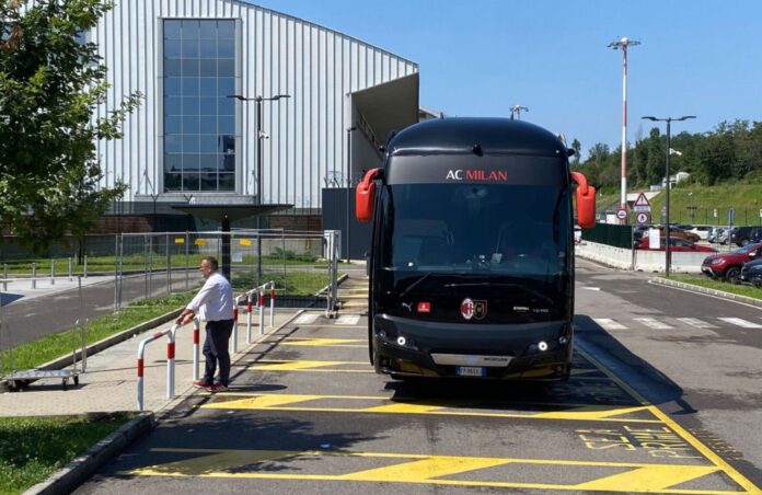 Milan: il pullman rossonero a Malpensa - MilanPress, robe dell'altro diavolo