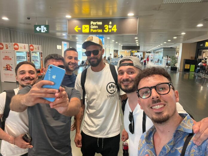 Giroud tifosi aeroporto MilanPress