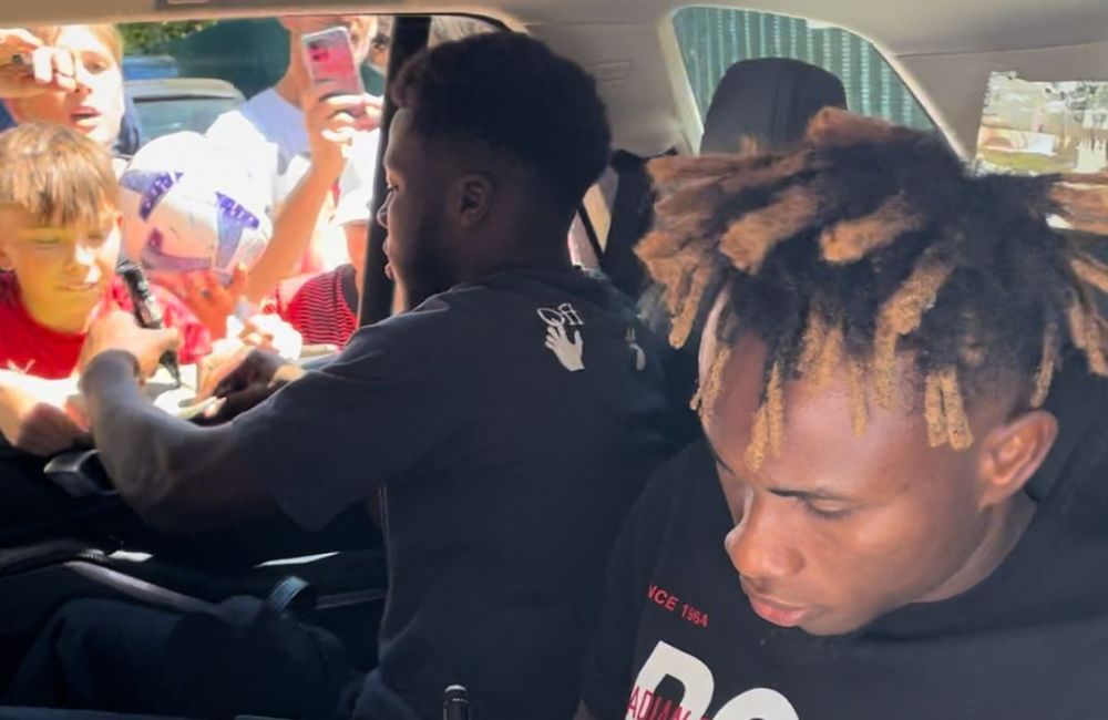 Milan: Samuel Chukwueze, Yunus Musah con i tifosi a Milanello - MilanPress, robe dell'altro diavolo Milan: Samuel Chukwueze, Yunus Musah con i tifosi a Milanello - MilanPress, robe dell'altro diavolo