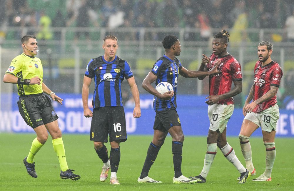 Inter-Milan: Davide Frattesi, Denzel Dumfries, Rafael Leao, Theo Hernandez e l'arbitro Simone Sozza (Photo Credit: Agenzia Fotogramma)