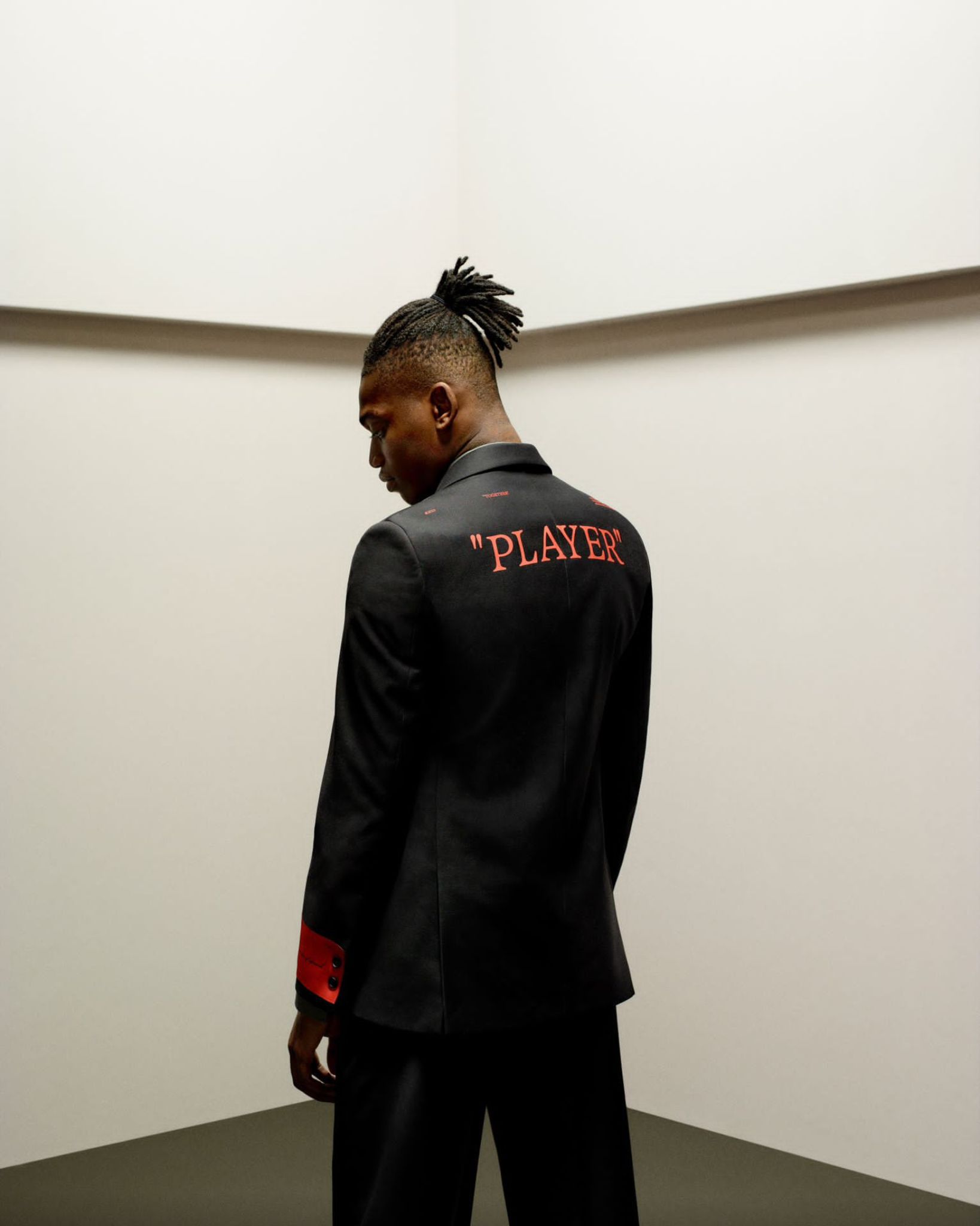 Milan: Rafael Leao e la nuova collezione Off-White (Photo via AC Milan) Milan: Rafael Leao e la nuova collezione Off-White (Photo via AC Milan)