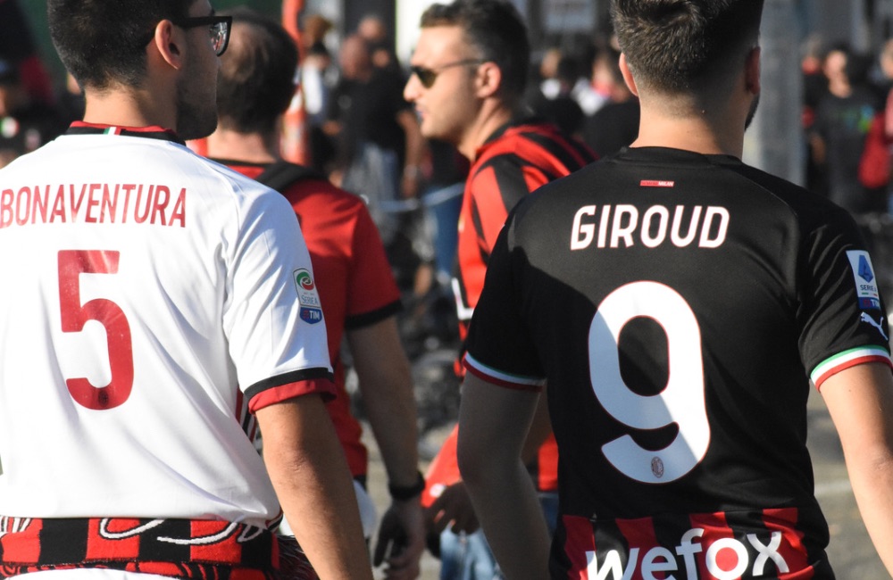 Tifosi fuori da San Siro - MilanPress, robe dell'altro diavolo Tifosi fuori da San Siro - MilanPress, robe dell'altro diavolo