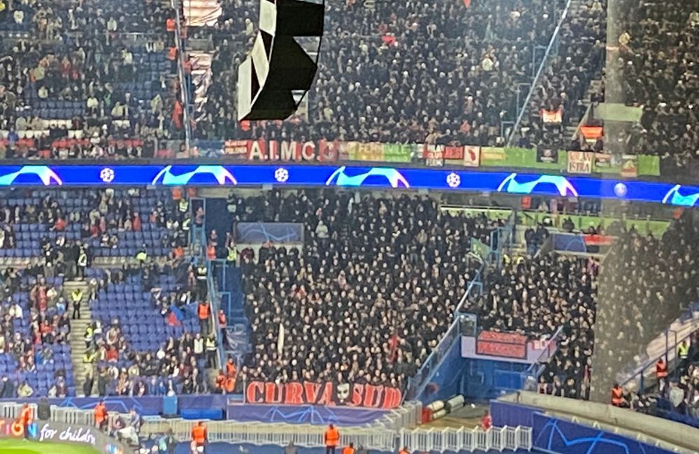 La Curva Sud al Parco dei Principi - MilanPress, robe dell'altro Diavolo La Curva Sud al Parco dei Principi - MilanPress, robe dell'altro Diavolo