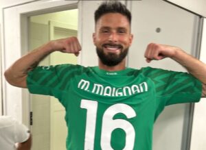 Milan: Olivier Giroud con la maglia di Mike Maignan