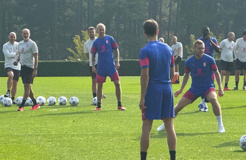 Milanello: Tommaso Pobega, Simon Kjaer, Fikayo Tomori, Stefano Pioli - MilanPress, robe dell'altro diavolo
