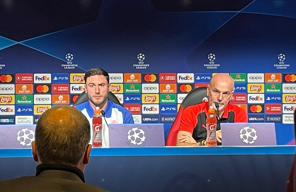 Davide Calabria e Stefano Pioli in conferenza stampa - MilanPress, robe dell’altro diavolo Davide Calabria e Stefano Pioli in conferenza stampa - MilanPress, robe dell’altro diavolo