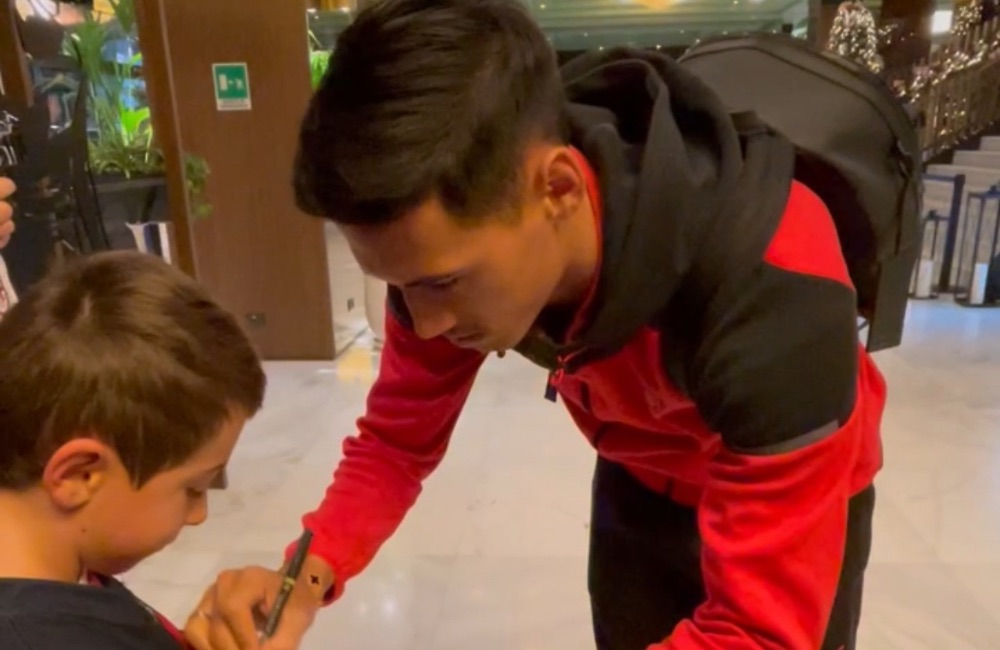 Milan: Tijjani Reijnders con un piccolo tifoso - MilanPress, robe dell'altro diavolo Milan: Tijjani Reijnders con un piccolo tifoso - MilanPress, robe dell'altro diavolo