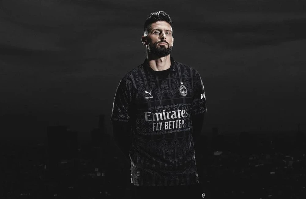 Milan: Olivier Giroud con la versione black del quarto kit per la stagione 2023/24 (Photo via AC Milan)
