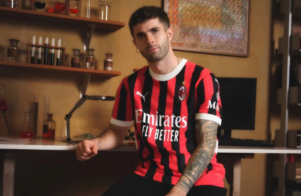 Milan: Christian Pulisic e la prima maglia per la stagione 2024/25 (Photo via AC Milan) Milan: Christian Pulisic e la prima maglia per la stagione 2024/25 (Photo via AC Milan)