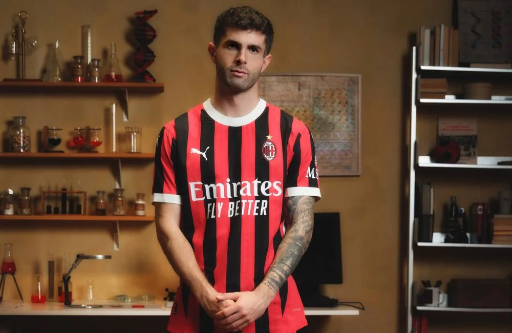 Milan: Christian Pulisic e la prima maglia per la stagione 2024/25 (Photo via AC Milan) Milan: Christian Pulisic e la prima maglia per la stagione 2024/25 (Photo via AC Milan)