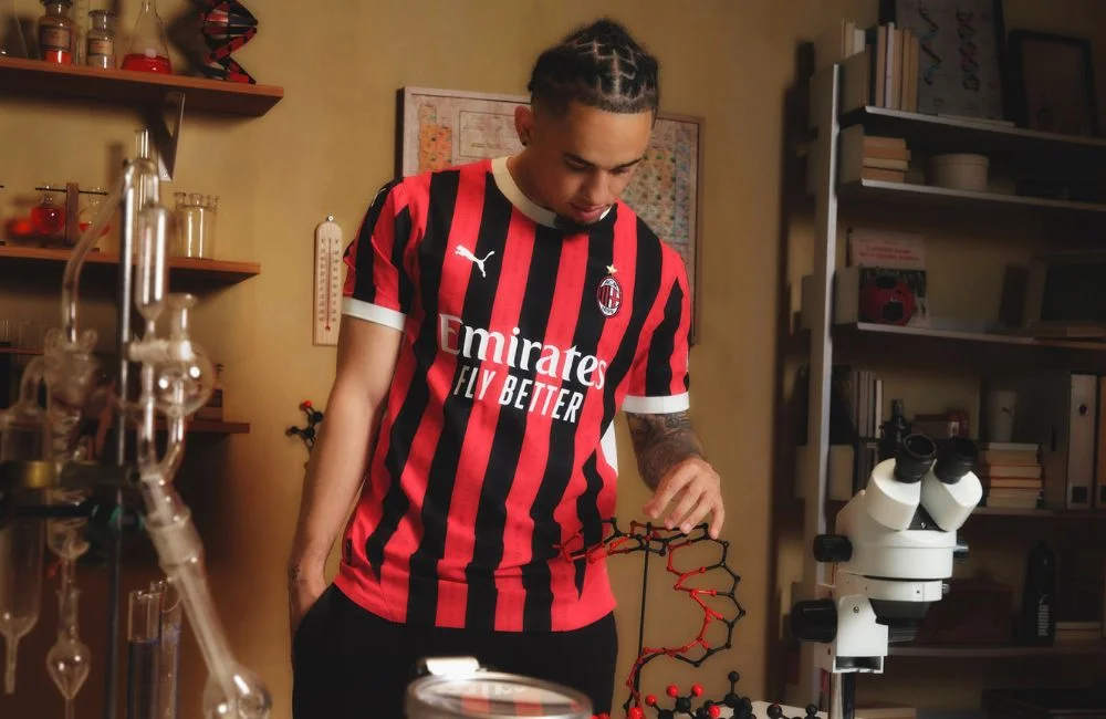 Milan: Noah Okafor e la prima maglia per la stagione 2024/25 (Photo via AC Milan)