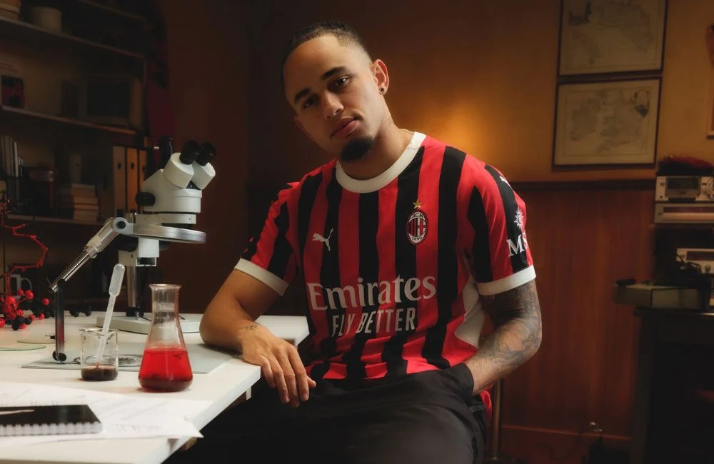 Milan: Noah Okafor e la prima maglia per la stagione 2024/25 (Photo via AC Milan)
