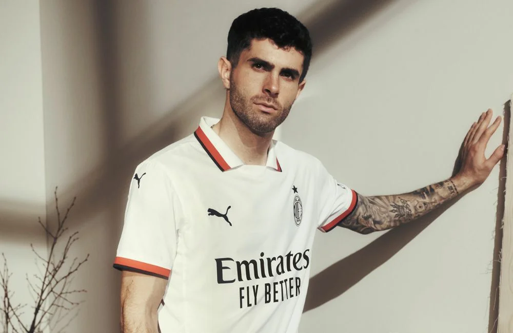 Milan: Christian Pulisic e la seconda maglia per la stagione 2024/25 (Photo via AC Milan) Milan: Christian Pulisic e la seconda maglia per la stagione 2024/25 (Photo via AC Milan)