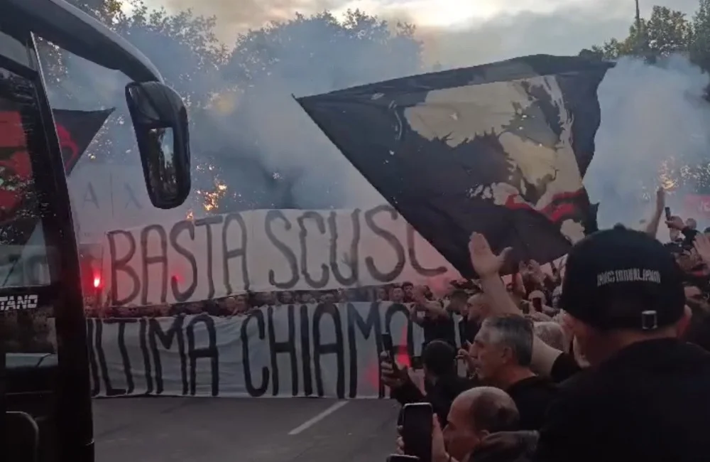 La Curva Sud Milano accoglie il pullman del Milan a San Siro - MilanPress, robe dell'altro diavolo La Curva Sud Milano accoglie il pullman del Milan a San Siro - MilanPress, robe dell'altro diavolo