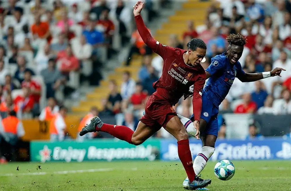 Virgil van Dijk e Tammy Abraham si affrontano in un Liverpool-Chelsea (Fonte: Wikipedia) Virgil van Dijk e Tammy Abraham si affrontano in un Liverpool-Chelsea (Fonte: Wikipedia)