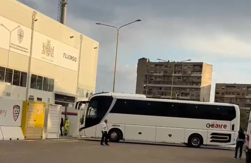 Il pullman del Milan all'Unipol Domus di Cagliari - MilanPress, robe dell'altro diavolo