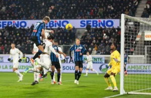 Atalanta-Milan: il gol di Charles De Ketelaere che stacca sopra Theo Hernandez (Photo Credit: Agenzia Fotogramma)