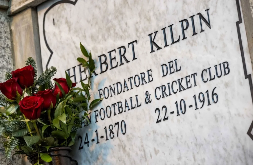 La tumulazione delle spoglie di Herbert Kilpin nella Cripta del Famedio del Cimitero Monumentale di Milano (Photo via AC Milan) La tumulazione delle spoglie di Herbert Kilpin nella Cripta del Famedio del Cimitero Monumentale di Milano (Photo via AC Milan)