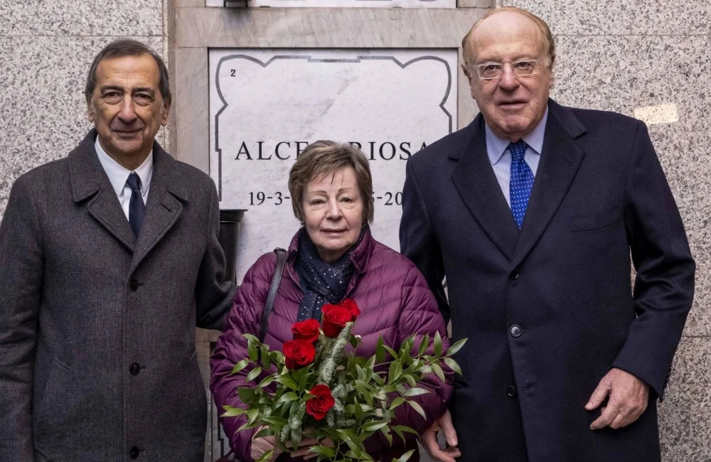 La tumulazione delle spoglie di Herbert Kilpin nella Cripta del Famedio del Cimitero Monumentale di Milano: il sindaco Giuseppe Sala, la discendente Helen Stirland e il presidente rossonero Paolo Scaroni (Photo via AC Milan) La tumulazione delle spoglie di Herbert Kilpin nella Cripta del Famedio del Cimitero Monumentale di Milano: il sindaco Giuseppe Sala, la discendente Helen Stirland e il presidente rossonero Paolo Scaroni (Photo via AC Milan)
