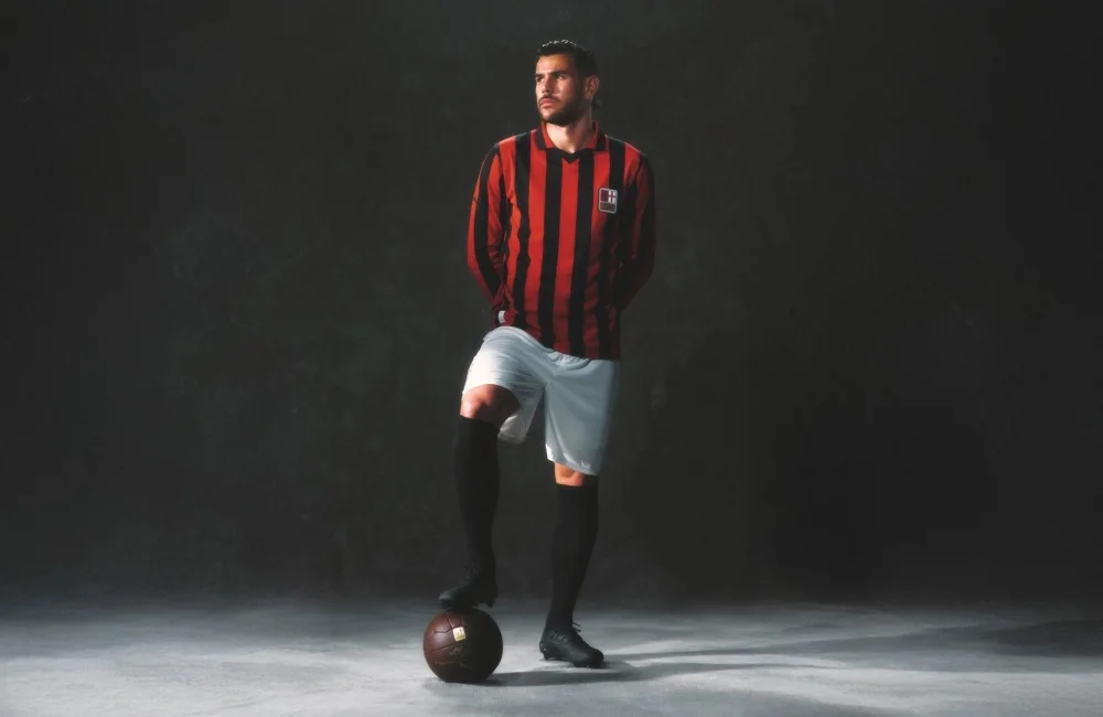 Milan: Theo Hernandez con la maglia celebrativa per i 125 del Club (Photo via AC Milan) Milan: Theo Hernandez con la maglia celebrativa per i 125 del Club (Photo via AC Milan)