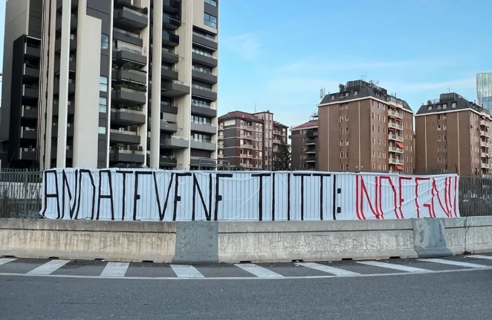 Lo striscione della Curva Sud esposto fuori Casa Milan Lo striscione della Curva Sud esposto fuori Casa Milan