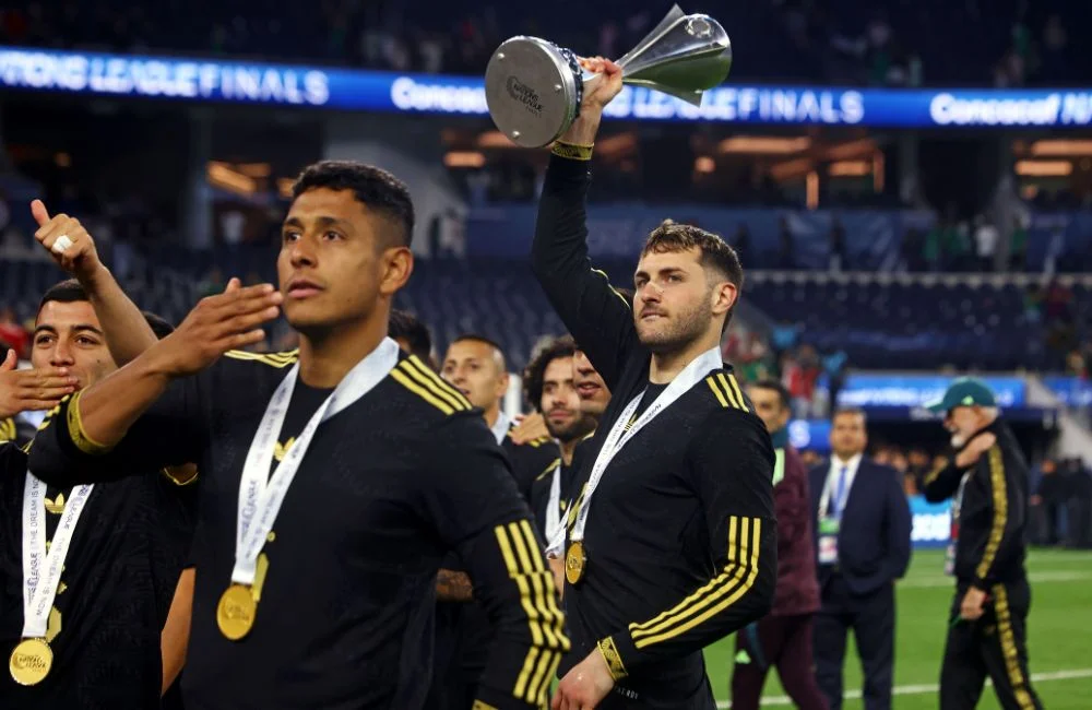Messico: Santiago Gimenez con il trofeo della CONCACAF Nations League (Photo Credit: IPA Agency) Messico: Santiago Gimenez con il trofeo della CONCACAF Nations League (Photo Credit: IPA Agency)
