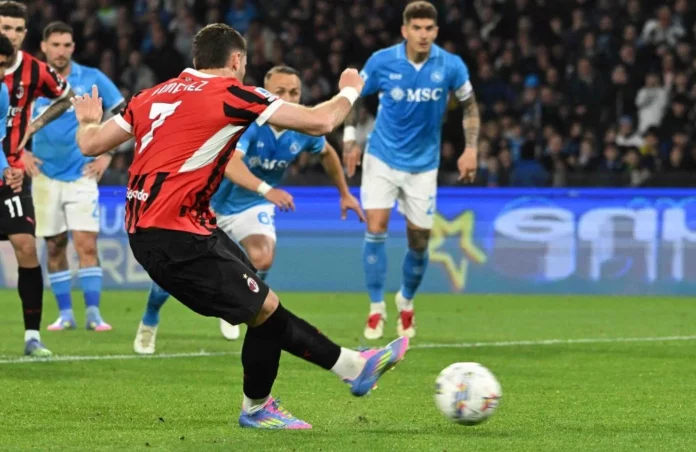 Napoli-Milan: il rigore sbagliato di Santiago Gimenez (Photo Credit: Agostino Gemito / IPA Sport / IPA via IPA Agency)