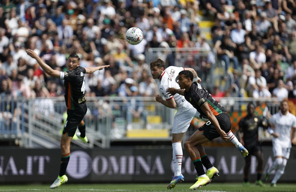 Venezia-Milan: Santiago Gimenez, Alessandro Marcandalli, Jay Idzes (Photo Credit: IPA Agency)