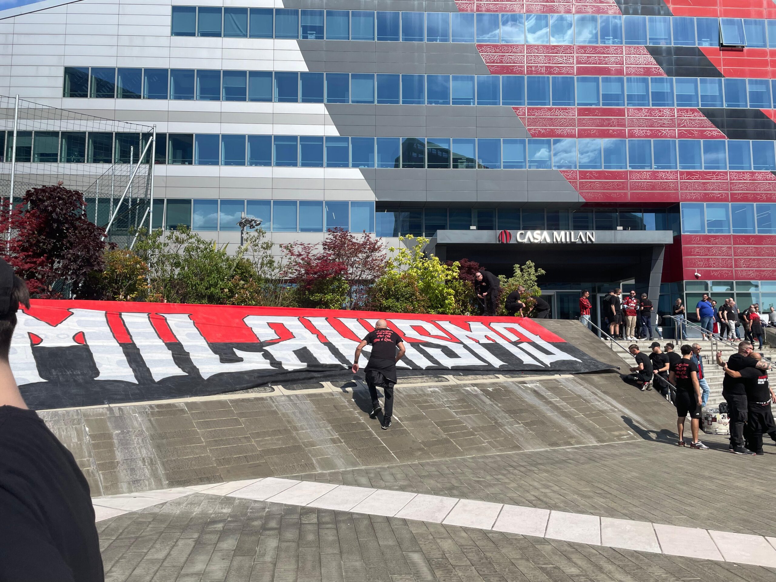 Contestazione Curva Sud a Casa Milan - MilanPress.it, robe dell'altro Diavolo Contestazione Curva Sud a Casa Milan - MilanPress.it, robe dell'altro Diavolo