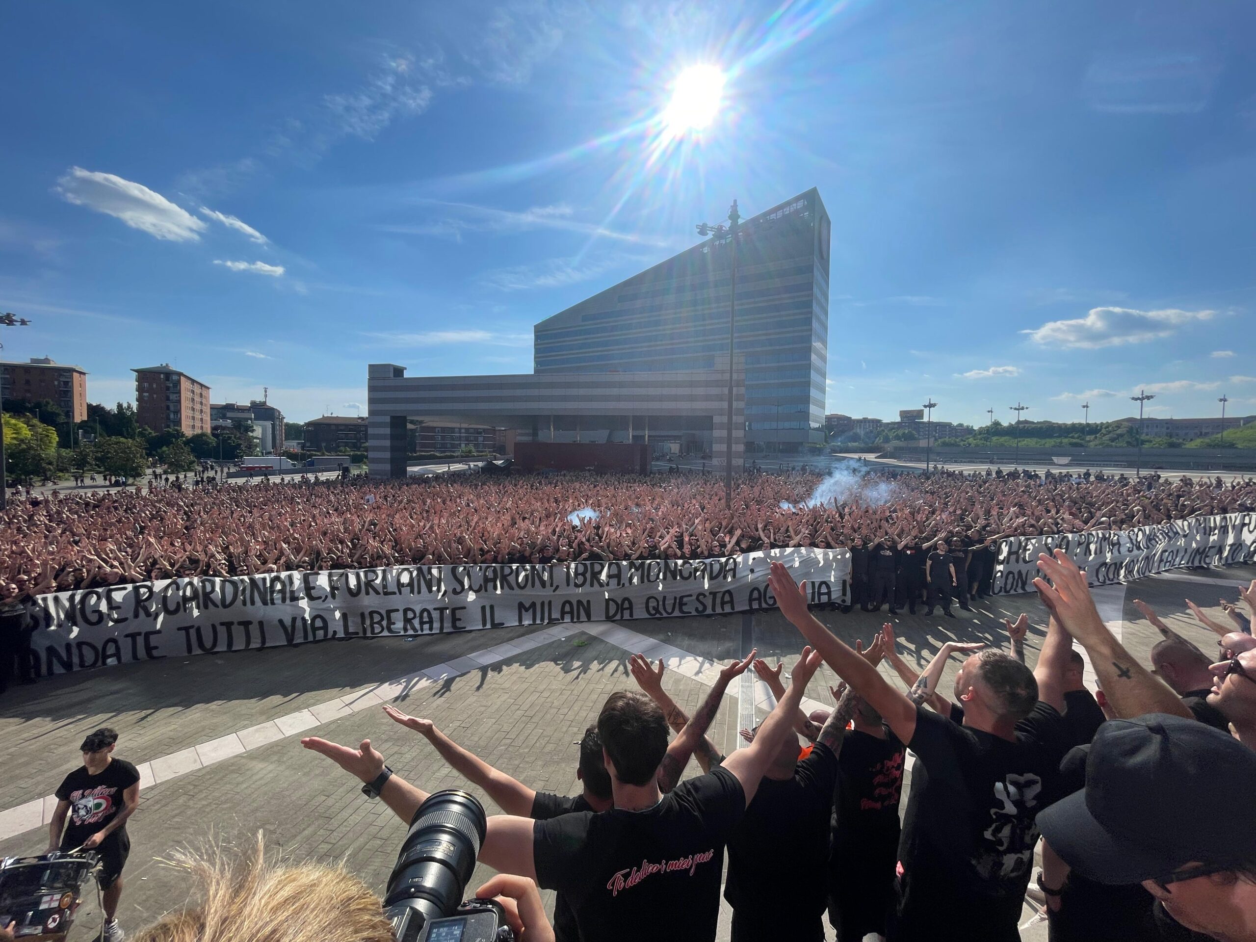 Contestazione Curva Sud a Casa Milan - MilanPress.it, robe dell'altro Diavolo Contestazione Curva Sud a Casa Milan - MilanPress.it, robe dell'altro Diavolo
